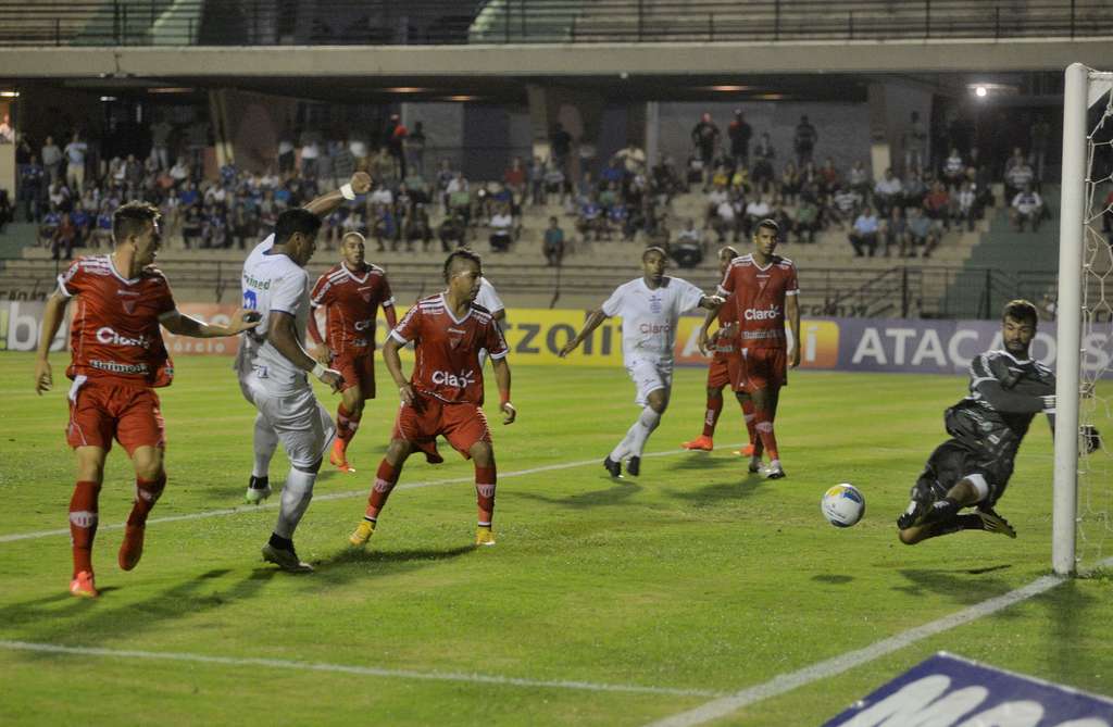  Romário quase marcou o segundo, numa cabeçada dentro da área pequena, ainda no primeiro tempo, mas o goleiro  - FÁBIO ROGÉRIO