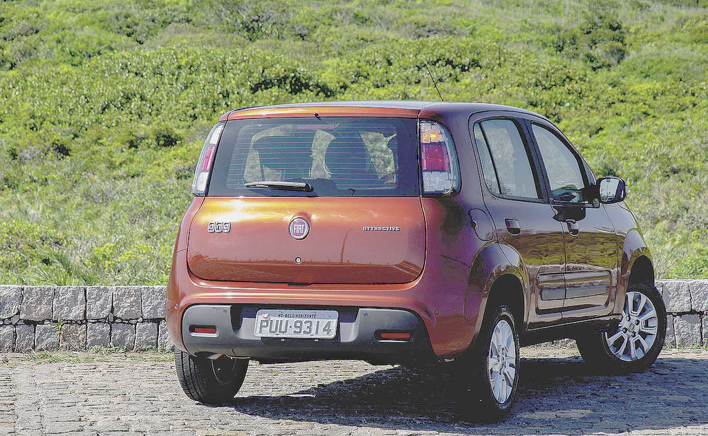 Antigo Carro Compacto Italiano Fiat Uno Foto Editorial - Imagem de