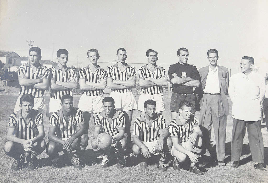 Uma das formações do Estrada nos anos 60: em 1961 o time foi campeão da Terceira Divisão - REPRODUÇÃO ERICK PINHEIRO / ARQUIVO PESSOAL DE ODILON MIGUEL