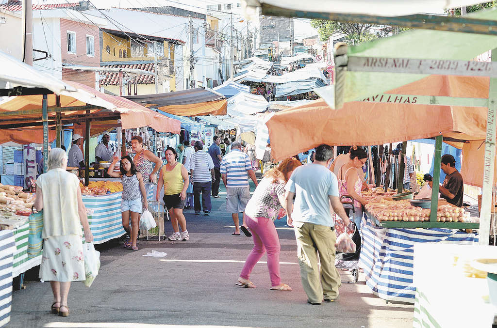 Cada feira possui atualmente entre 250 e 350 comerciantes ativos e três feiras livres regulares que acontecem semanalmente em vários bairros da cidade - ADIVAL B. PINTO / ARQUIVO JCS (7/2/2014)