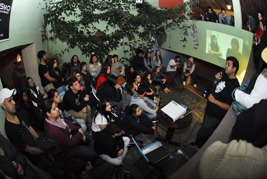 Cerca de 120 interessados participaram da primeira noite de palestra do Encontro de Ufologia - PEDRO NEGRÃO