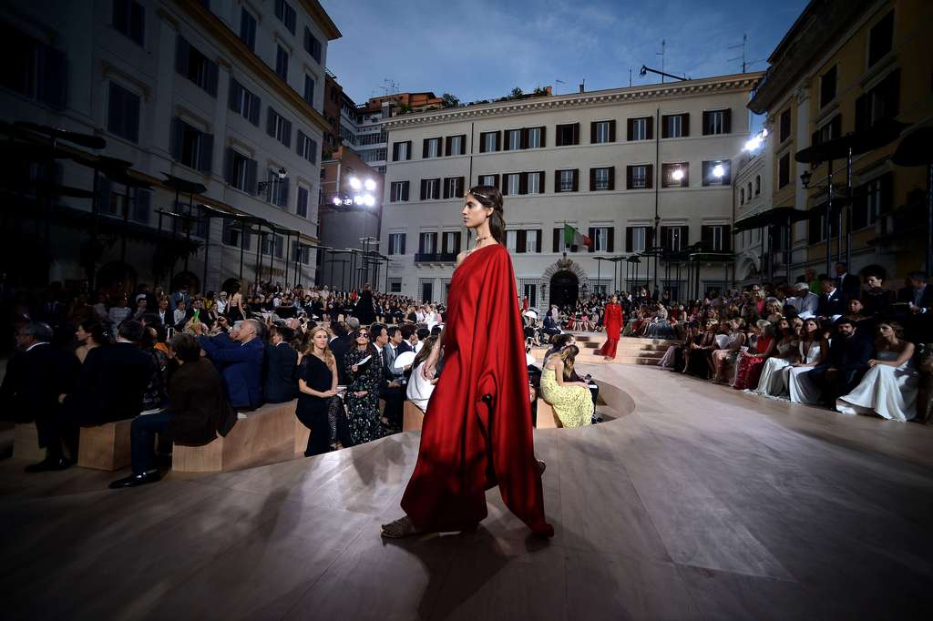 Valentino faz homenagem a Roma com desfile ao ar livre - 13/07/15