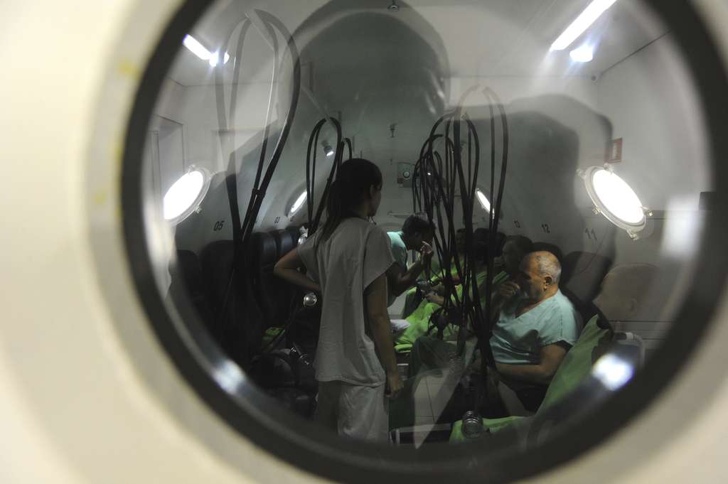 A câmara acomoda até 14 pacientes em cada sessão de oxigenoterapia hiperbárica - FÁBIO ROGÉRIO