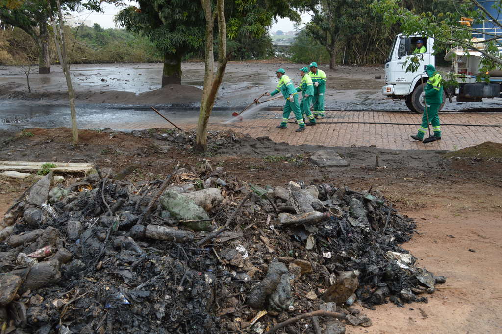 Jatos d'água levam o lamaçal de volta para o rio, mas outros materiais são recolhidos - DIVULGAÇÃO / PREF. DE SALTO