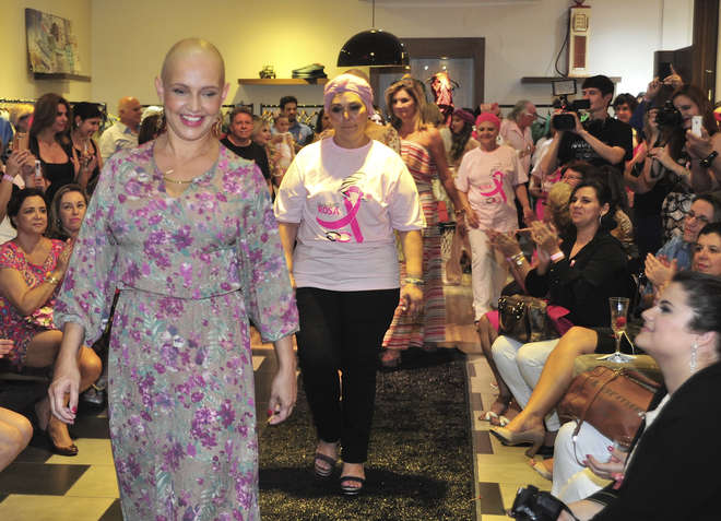 Bárbara Regina Medeiros Timóteo (na frente) estava entre as modelos, que participaram do desfile e apresentaram a camiseta da Liga - LUIZ SETTI