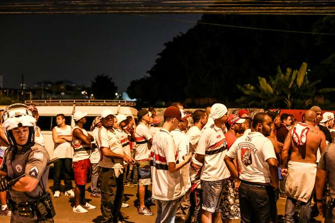 Ônibus do São Paulo é atacado com pedras antes de jogo pelo Campeonato  Brasileiro