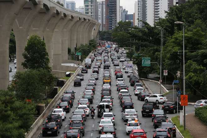 Trânsito intenso na Avenida Roberto Marinho, sentido Marginal Pinheiros, Zona Sul de São Paulo (SP), na manhã desta sexta-feira (7) - RENATO CERQUEIRA/FOLHAPRESS