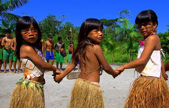 Crianças do povo guarani mbya participam de dança - RENATA DE BRITO / PREFEITURA DE BERTIOGA