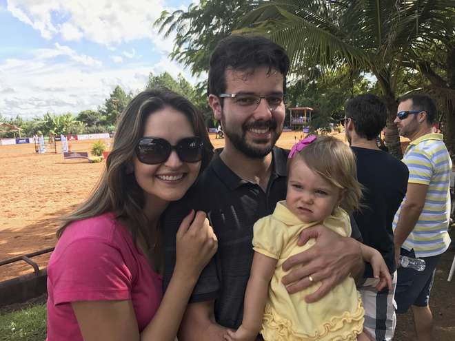 Fernanda Resende, Carlos Roberto Lima Junior e a pequena Laura - DIVULGAÇÃO