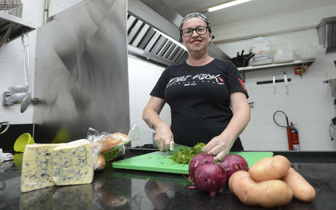 Apesar da experiência anterior na área, Eliane se formou como chef em 2012 e diz que formação foi fundamental - ERICK PINHEIRO