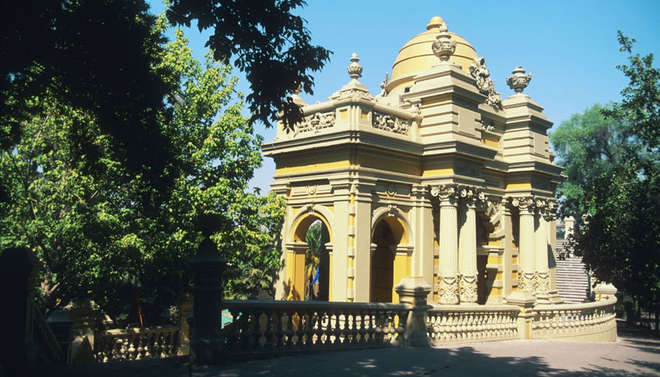 O Cerro Santa Lúcia é um refúgio verde, adornado por jardins e monumentos - DIVULGAÇÃO