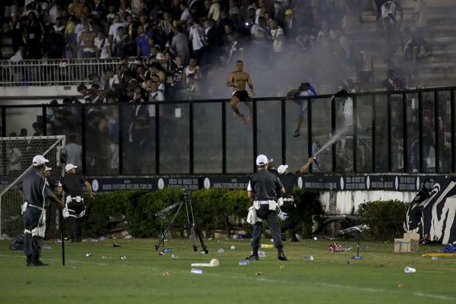 Torcedores do Vasco entrao em conforto com a policia militar apos a partida entre Vasco x Flamengo pelo Campeonato Brasileiro  - LUCIANO BELFORD/AGIF