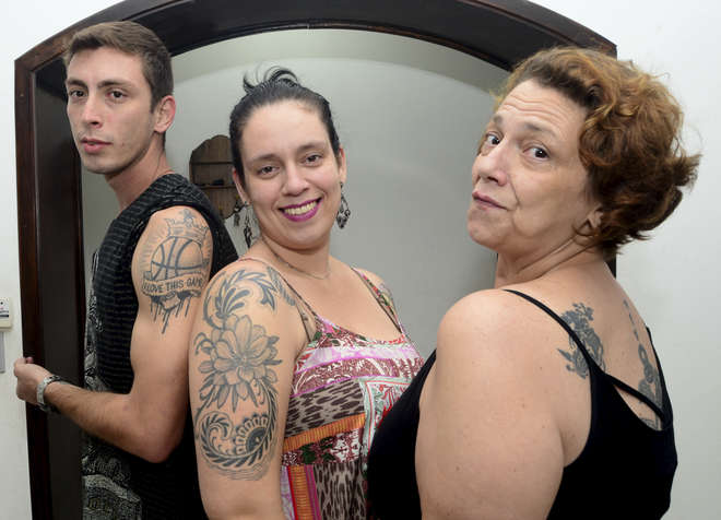 Gosto de família: Dagmar e dois filhos exibem as tatuagens - FÁBIO ROGÉRIO