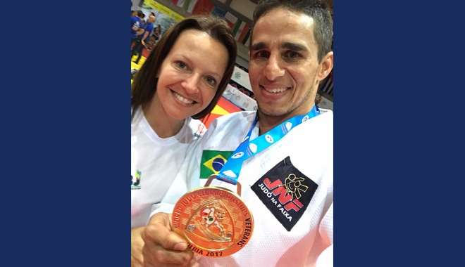  O judoca Vlamir Ferreira Dias exibe medalha - CORTESIA
