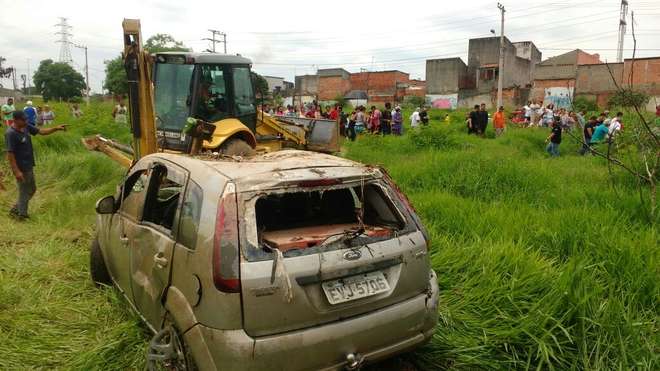 O carro, um Ford Fiesta, foi encontrado em um córrego próximo ao rio Sorocaba - FÁBIO ROGÉRIO