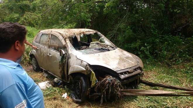 Veículo foi resgatado, mas o corpo de Solange Maria da Silva ainda não foi localizado - FÁBIO ROGÉRIO