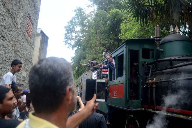 Prefeito de Votorantim, Fernando Oliveira, acena durante a passagem do trem - FÁBIO ROGÉRIO