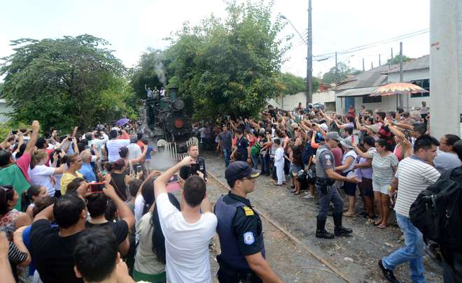 Chegada da Locomotiva 58 atraiu centenas em Votorantim - FÁBIO ROGÉRIO