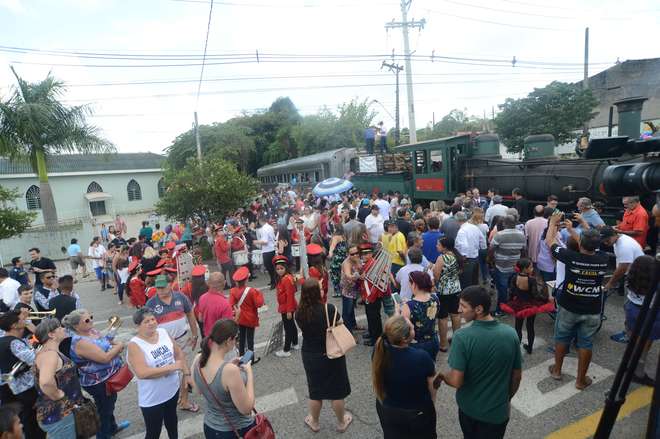 Chegada da Locomotiva 58 atraiu centenas em Votorantim - FÁBIO ROGÉRIO