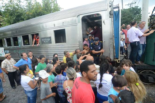 As pessoas fizeram fila para entrar no vagão - FÁBIO ROGÉRIO