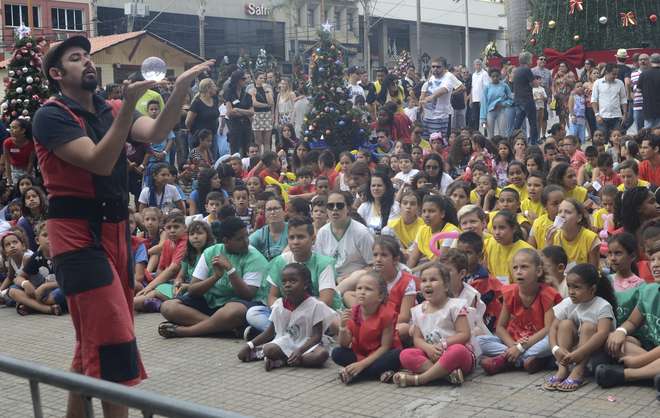 Público assistiu a apresentações de artistas, palhaços e também ganhou doces - Fabio Rogério