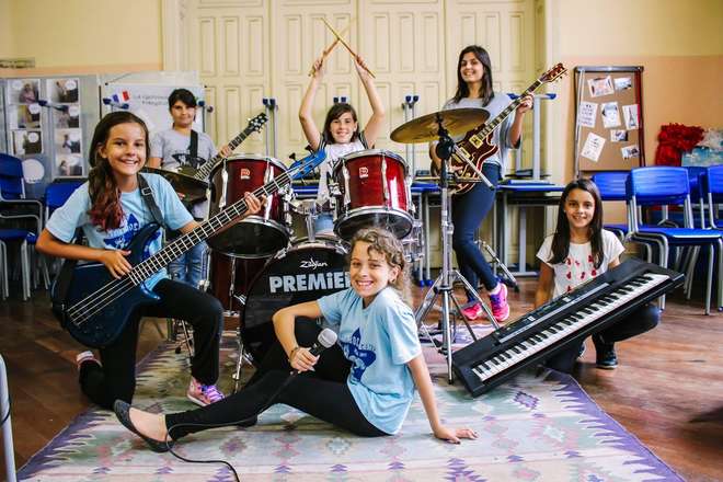 O projeto tem como uma das propostas proporcionar a meninas entre 7 e 17 anos a chance de vivenciar uma experiência completa no mundo da música - DIVULGAÇÃO/GIRLS ROCK CAMP BRASIL