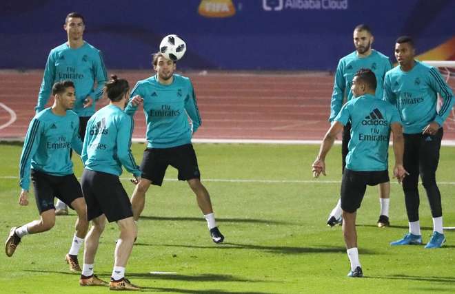 Elenco do Real Madrid durante treino no estádio da universidade de Abu Dhabi - KARIM SAHIB / AFP