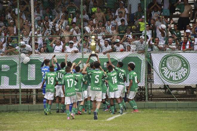 Jogadores do Palmeiras festejam o título com a torcida - REPRODUÇÃO / FACEBOOK / COPA BRASIL DE FUTEBOL INFANTIL