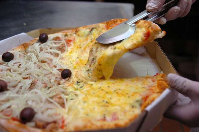 Cobrança da pizza de dois sabores: qual preço cobrar? Entenda a regra