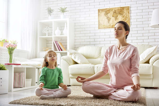 Os pais devem fazer a meditação junto com a criança e tornar a prática um hábito familiar - Depositphotos