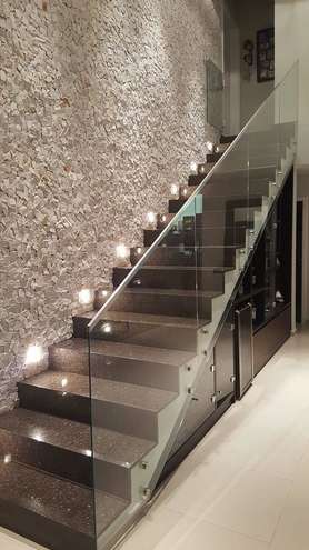 Dentro de casa, o vidro pode deixar o foco para o desenho de uma escada, por exemplo - RONALDO ABDALLA / ARTE ARQUITETURA / DIVULGAÇÃO