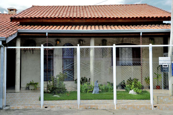 O vidro fazendo o papel de muro ¿fechou¿ esta casa na Vila Haro, mas manteve a vista para o belo jardim, sem abrir mão da segurança - EMIDIO MARQUES