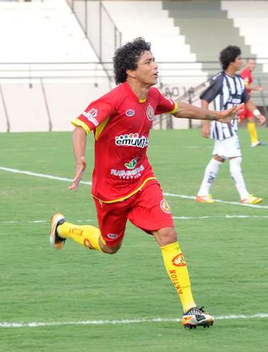 Luan comemora um gol com a camisa do Atlético Sorocaba - FÁBIO ROGÉRIO / ARQUIVO JCS (7/3/2012)