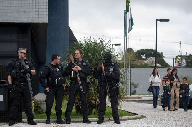 Policiais em frente à sede da Polícia Federal, em Curitiba - MAURO PIMENTEL / AFP