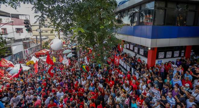 Ruas no entorno do sindicato estão tomadas de apoiadores de Lula - MIGUEL SCHINCARIOL / AFP