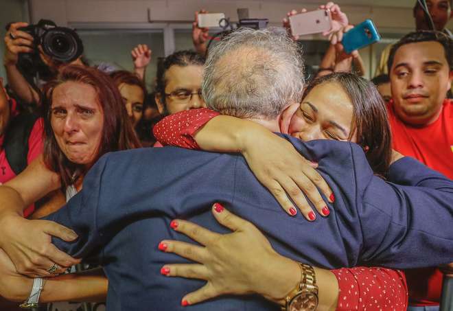 Lula é abraçado por militante petista dentro do Sindicato dos Metalúrgicos do ABC - RICARDO STUCKERT