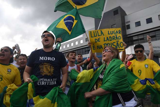 Manifestantes comemoram, em Curitiba, a ordem de prisão a Lula - MAURO PIMENTEL / AFP