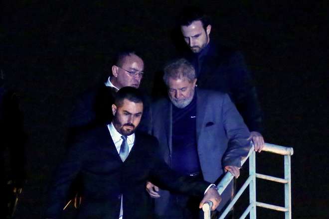 O ex-presidente Lula foi preso no último sábado (7) - HEULER ANDREY/AFP