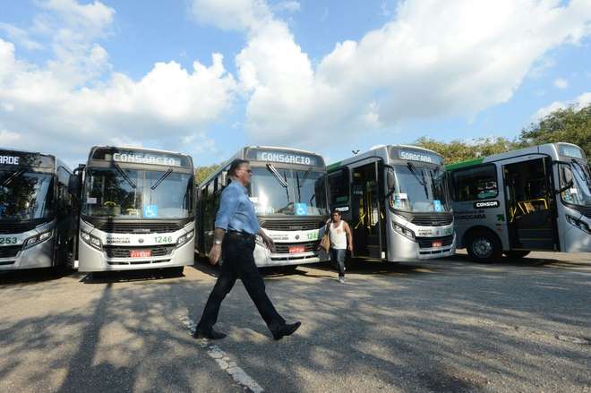 Prefeito Crespo caminha em frente aos novos ônibus - ERICK PINHEIRO