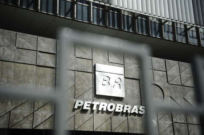 Resultado de imagem para Lava Jato investiga contrato de US$ 825 milhões da Petrobras