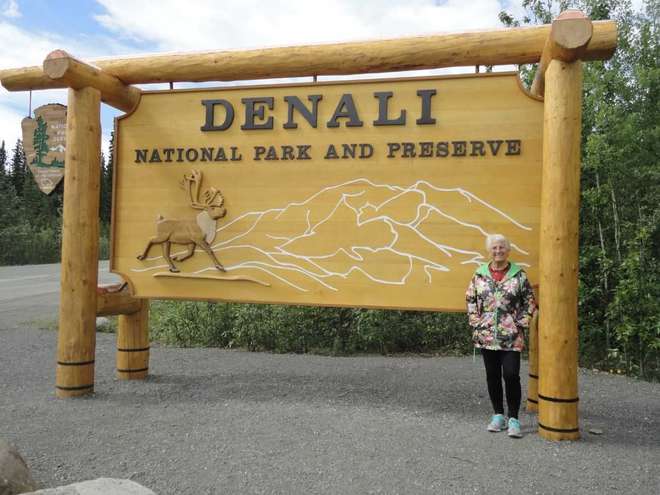Elza na entrada do Denali National Park, no Alasca - ACERVO PESSOAL