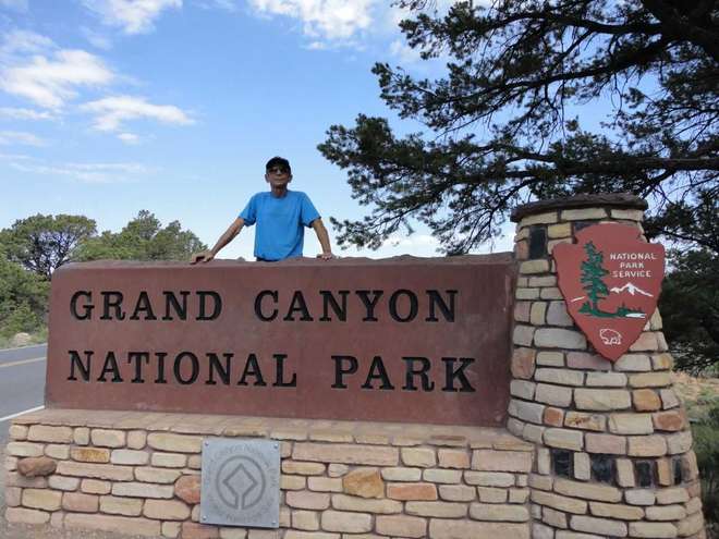 Darci na entrada do Grand Canyon Park, nos Estados Unidos, um lugar sem precedentes - ACERVO PESSOAL