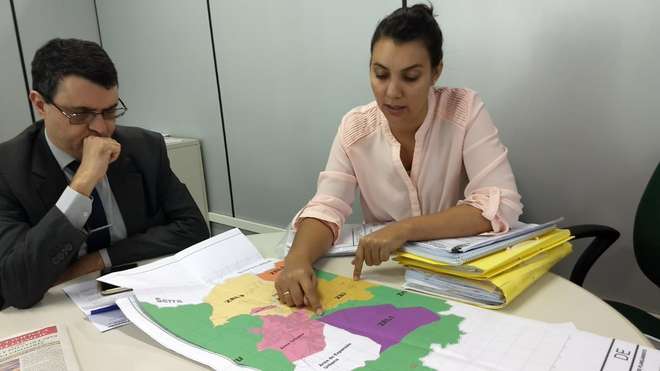 Secretário Ruy Moura e engenheira da Prefeitura mostram dados do Plano Diretor - DIVULGAÇÃO