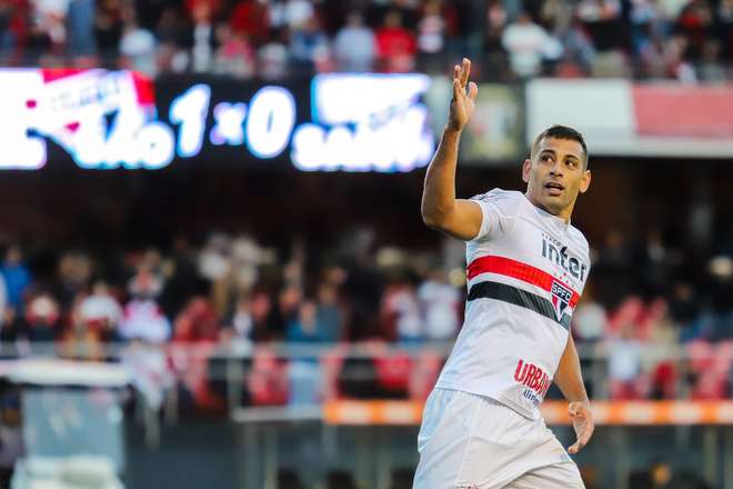 Diego Souza comemora seu gol na vitÃ³ria do SÃ£o Paulo contra o Santos -  Marcello Fim/OfotogrÃ¡fico/Folhapress