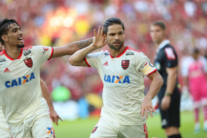 Autor de golaço, Jean Carlos celebra classificação do Fla na