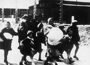 Mulher chega com crianças ao campo de concentração - 