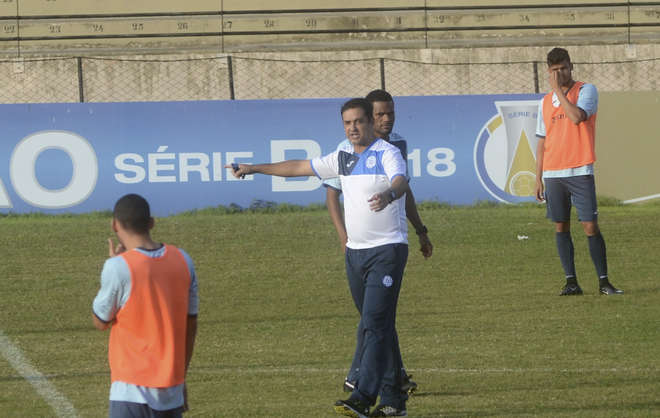 Após a entrevista, o novo técnico tirou o terno e foi treinar o time no gramado do CIC - FÁBIO ROGÉRIO