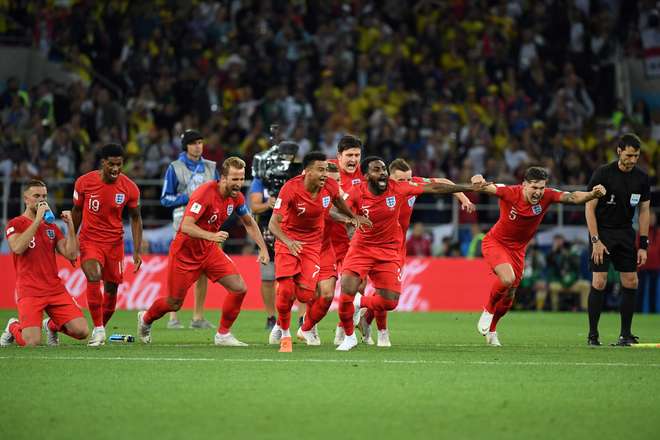 Jogadores da Inglaterra comemoram a classificação contra a Colômbia - YURI CORTEZ / AFP