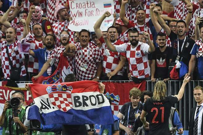 Equipe croata e torcida festejaram muito o resultado contra a Inglaterra -  AFP / MANAN VATSYAYANA
