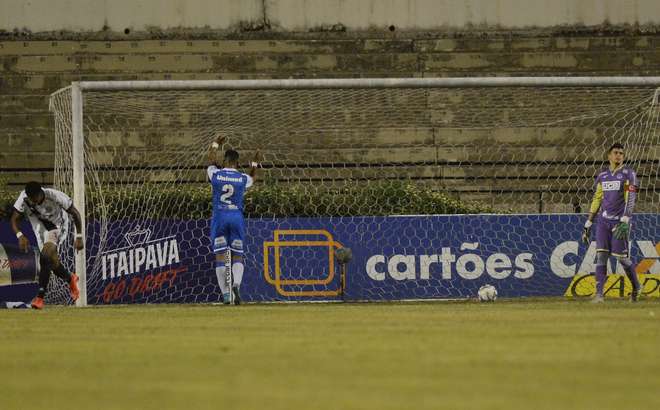 O Azulão perdeu jogando em casa por 2 a 0 para a Ponte Preta neste sábado (14) - ERICK PINHEIRO